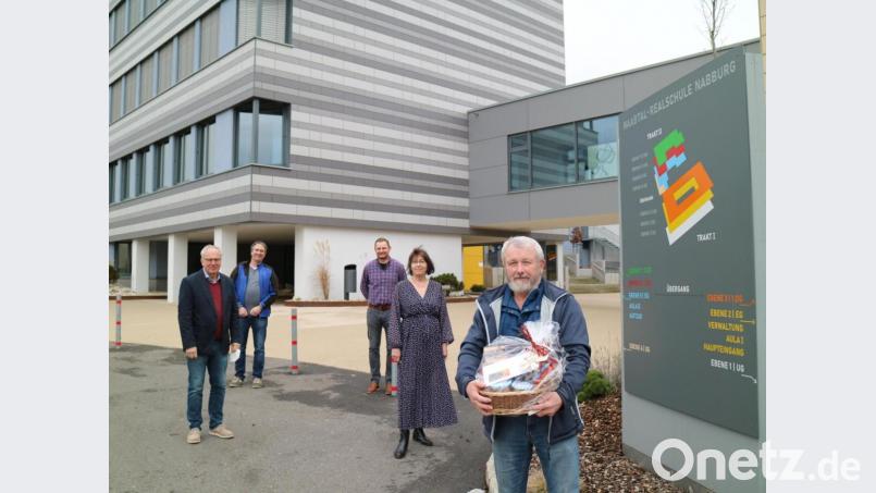 Das Bild zeigt (von links) bei der Verabschiedung: Johann Vollath (Konrektor), Tobias Dobler (Hausmeister), Thomas Eckl (Personalratsvorsitzender), Hannelore Reil-Heining (Schulleiterin) und Hans Eckl. Bild: Matthias Bösl/exb