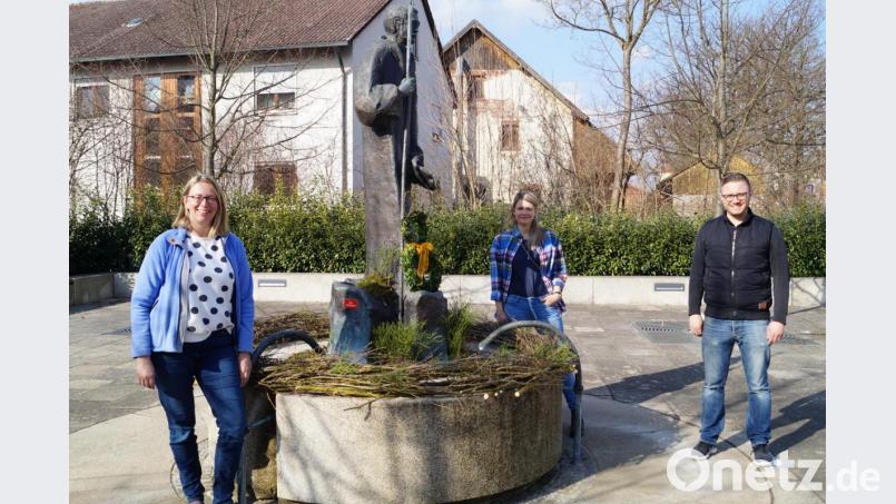 Die Frauen-Union Schirmitz mit Vorsitzender Ariane Heigl, Schriftführerin Stefanie Krapf und Bürgermeister Ernst Lenk (von links) haben am Dorfbrunnen ein Nest vorbereitet. Die Kinder sind jetzt aufgerufen, bunt bemalte Ostereier am Brunnen aufzuhängen. Bild: du