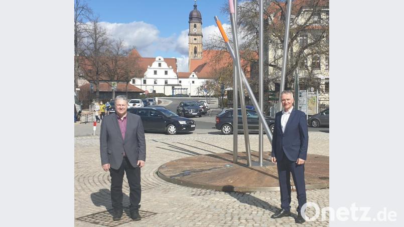 Über ein ausgezeichnetes Ergebnis bei seiner Wiederwahl zum Kreisvorsitzenden der CSU Amberg-Sulzbach konnte sich Harald Schwartz (rechts) freuen. Einer seiner ersten Gratulanten war Landrat Richard Reisinger. Bild: paf