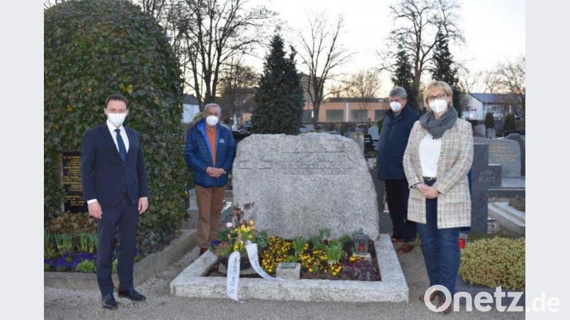 Oberbürgermeister Jens Meyer, Alt-Oberbürgermeister Kurt Seggewiß, stellvertretender Stadtverbandsvorsitzender Herbert Schmidt und Stadtverbandsvorsitzende Sabine Zeidler am Grab von Alt-Oberbürgermeister Hans Bauer. Bild: uz