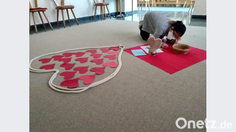 Bei der Versöhnungsrallye in der Pfarrkirche St. Michael Poppenricht dürfen die Kinder ein großes Herz mit kleinen persönlichen Herzen füllen. Bild: Regina Probst/exb