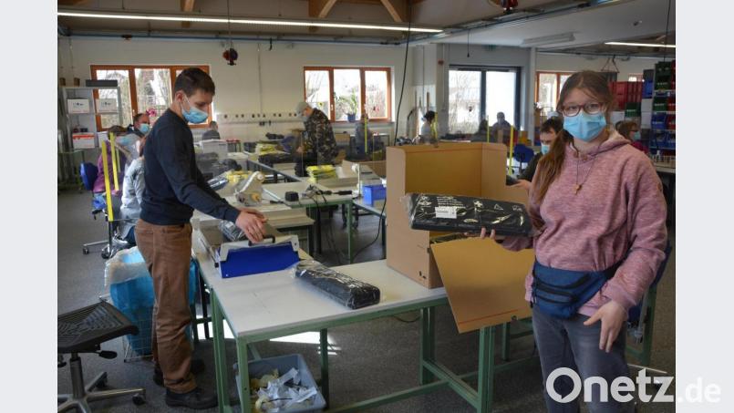 In der Montage-Abteilung der Stiftlandwerkstätten wird weiter fleißig gearbeitet – mit Maske, auf Abstand und durch Plexiglasscheiben voneinander getrennt. Bild: jr