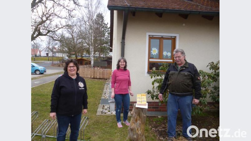 Leiterin Sonja Schnellinger (links) und Erzieherin Monika Krieger von der Kita St. Martin freuen sich sehr über die Idee und die Spende des Obst- und Gartenbauvereins mit seinem Vorsitzenden Armin Heuberger. Bild: ct