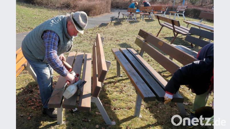 Lackschäden und besonders starken Schmutz behandelte Erwin Bächer mit Schleifmaschine und Schleifpapier Bild: bsc