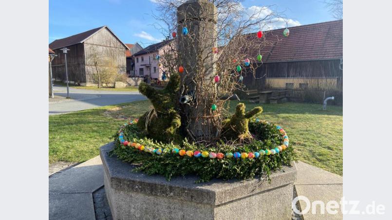 Der Osterbrunnen in Ilsenbach ist ein Nest für zwei Moos-Osterhasen. Bild: Claudia Thoma/exb