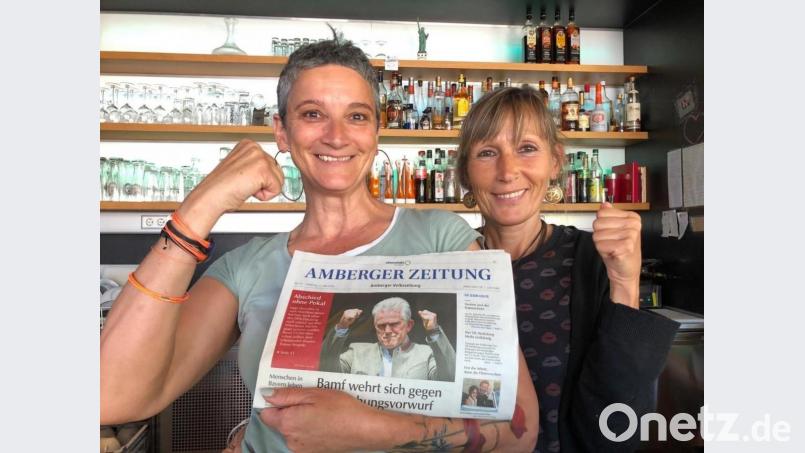 Spaß mit der AZ haben die beiden Baristas Linde Hammer (links) und Christl Michel, hier in Tietlbild-Pose à la Heynckes. Bild: cim