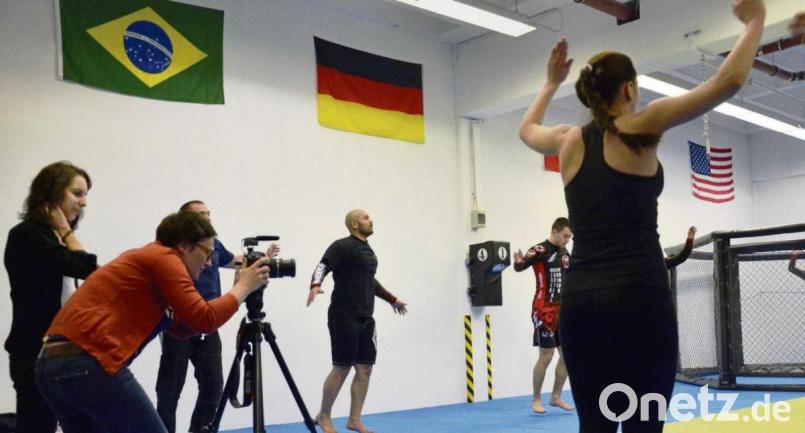 Mit der Video-Kamera waren AZ-Redakteure beim Training des MMA-Fight-Teams dabei. Bild: tk