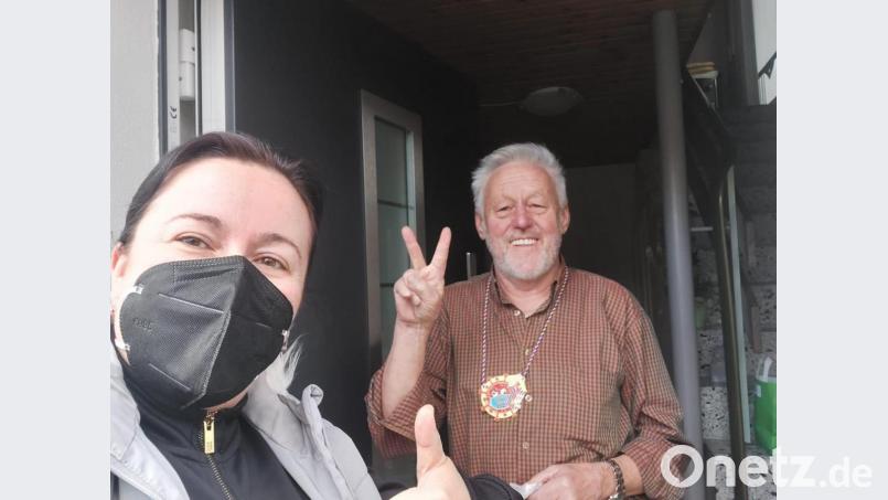 Ehrenpräsident Klaus Neumann (hinten) bekommt seinen Orden coronakonform mit Maske von Katja Ring, der zweiten Vorsitzenden des Vohenstraußer Faschingsvereins, überreicht. Bild: VFV