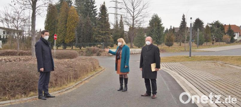 Hier ungefähr soll der neue Modulbau der OTH in Weiden stehen, zeigt OTH-Präsidentin Andrea Klug beim Besuch des Landtagsabgeordneten Stephan Oetzinger (links). Mit dabei auch Professor Wolfgang Weber. Bild: Bühner