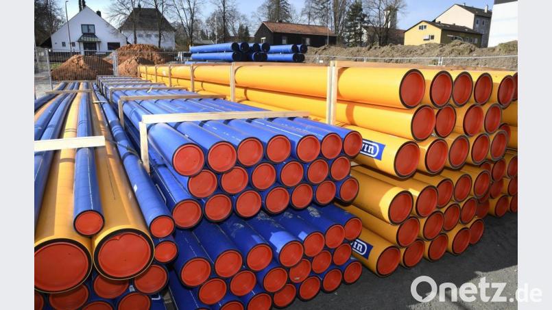 Das Material ist schon da. Die neuen Gas- und Wasserrohre für die Erneuerung der Leitungsnetzes in der Mooslohstraße sind bereits in Sichtweite des Martin-Schalling-Hauses in der Prößlstraße aufgeschichtet. Bis Jahresende sollen sie in der Mooslohstraße eingebaut sein. Bild: Petra Hartl