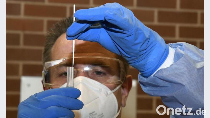 Schnelltests, wie hier beim BRK, sind derzeit ein wichtiges Mittel im Kampf gegen Corona. Bild: Petra Hartl