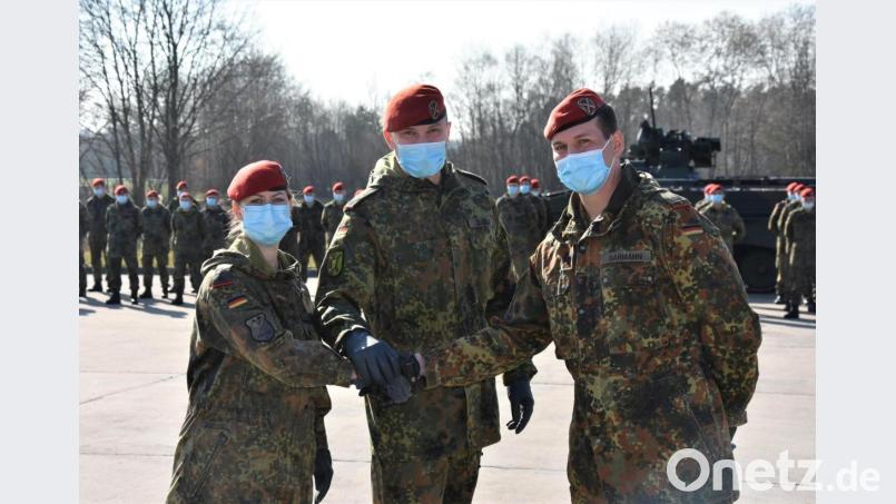 Oberstleutnant Stefan Zadlo (Mitte) entbindet Major Christoph Bärmann von und beauftragt Hauptmann Laura Paust mit der Führung, Ausbildung und Erziehung der 5. Batterie. Bild: Mario Hönig/Bundeswehr