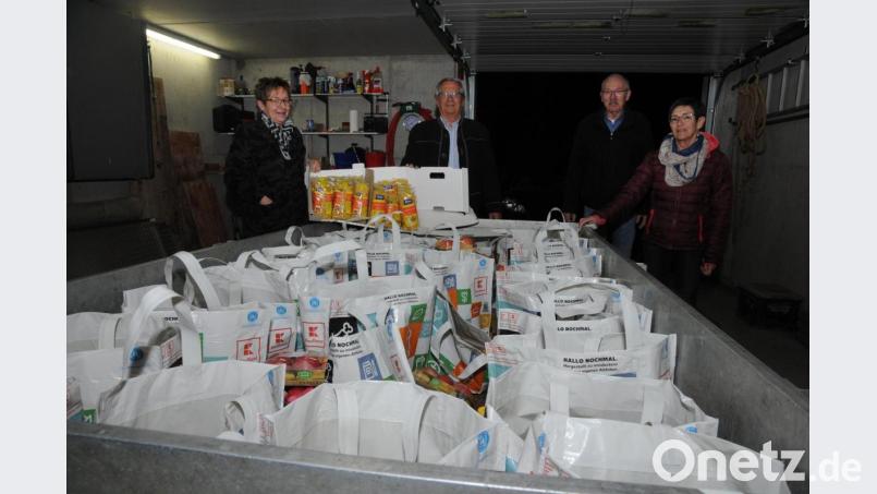 Nur fürs Bild kurz ohne Maske: Einen ganzen Anhänger voller Lebensmittelpakete stellen Gisela Schulenberg von den Strickerinnen und Manfred Lilla sowie Christian und Lisa Nerlich von der Initiative MEINE (von links) zusammen. Sie gehen als Ostergeschenk an bedürftige Mitbürger. Bild: ige