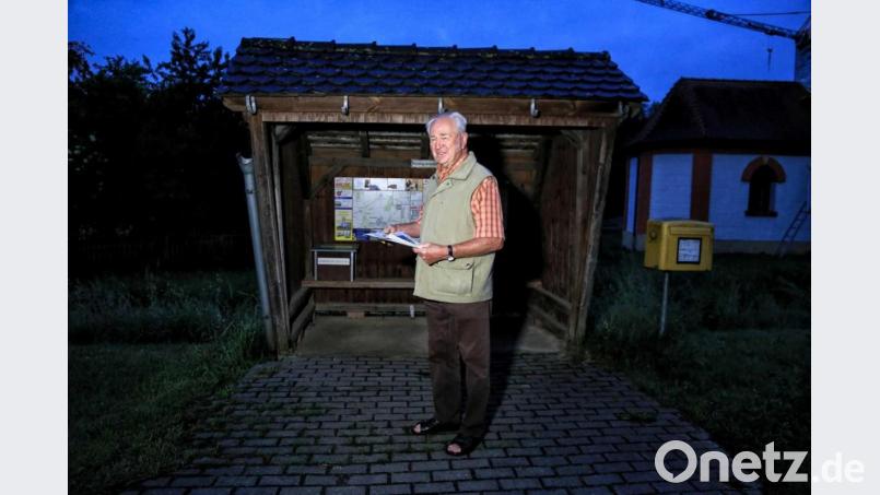 Nachts gegen 2 Uhr im Bushäusl in Kainsricht: Alfons Siegert holt sich seine AZ aus der Zeitungsbox. Bild: dmra