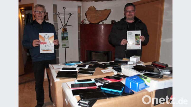 115 Kilogramm ausgediente Handys wurden verpackt und mittlerweile auf den Weg gebracht - die Freude war groß bei Alfred Kick (l.) und dem Kemnather Kolping-Vorsitzenden Roland Sächerl. Bild: stg