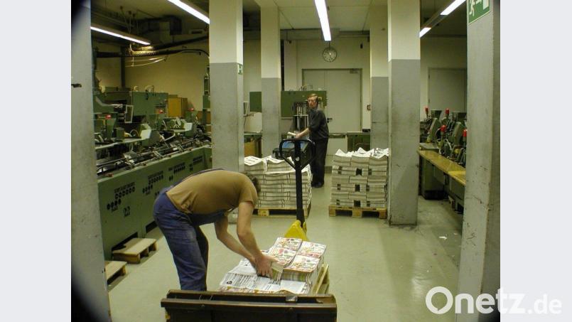 Blick in die damalige Druckerei im Verlagshaus der AZ an der Mühlgasse: Hier werden Prospekte von Paletten genommen, um sie der Zeitung beizulegen. Bild: AZ-Archiv