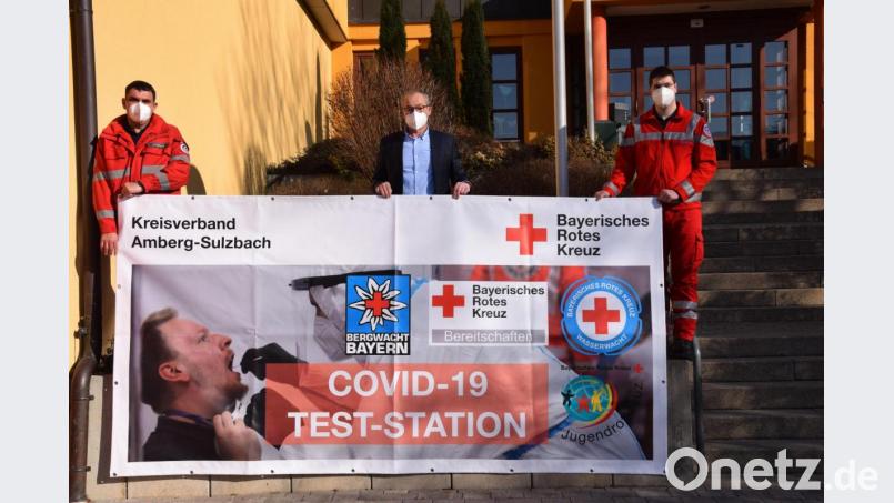 Eine vom BRK betriebene Corona-Schnellteststation für die Bevölkerung aus dem südlichen Landkreis steht bereits am Karfreitag von 17 bis 19 Uhr in der Grundschule Rieden zur Verfügung (von links): Jens Günther (BRK), Bürgermeister Erwin Geitner und Christoph Gebhardt (BRK). Bild: bö