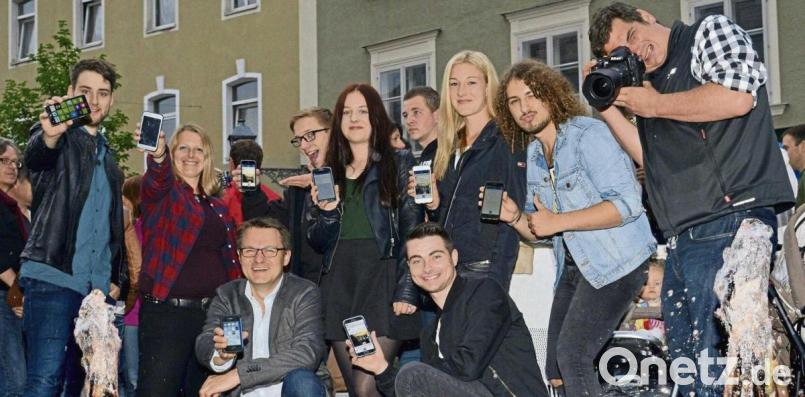 2016 und 2017 hat die Amberger Zeitung über das Onetz und die Facebook-Seite der AZ live vom Altstadtfest berichtet. Unterstützung für die Redakteure gab es dabei von den Jugendreportern. Immer dabei war auch das Smartphone, um vor Ort den Liveblog zu befüllen. Bild: Petra Hartl