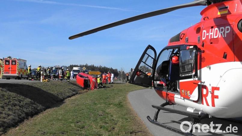 Auf der Bundesstraße 15, zwischen der Ortschaft Haid und Pilmersreuth an der Straße, kam es zu einem Verkehrsunfall mit zwei Verletzten. Bild: nic