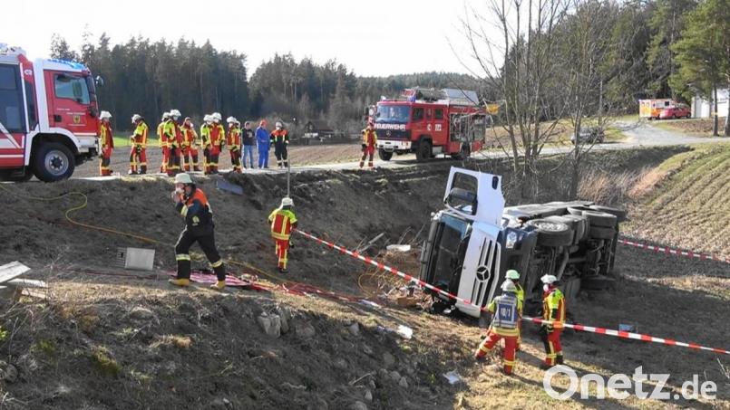 Ein Milchlaster kam bei Siegritz von der Straße ab, stürzte etwa acht Meter in die Tiefe und kippte auf die Beifahrerseite um. Bild: nic