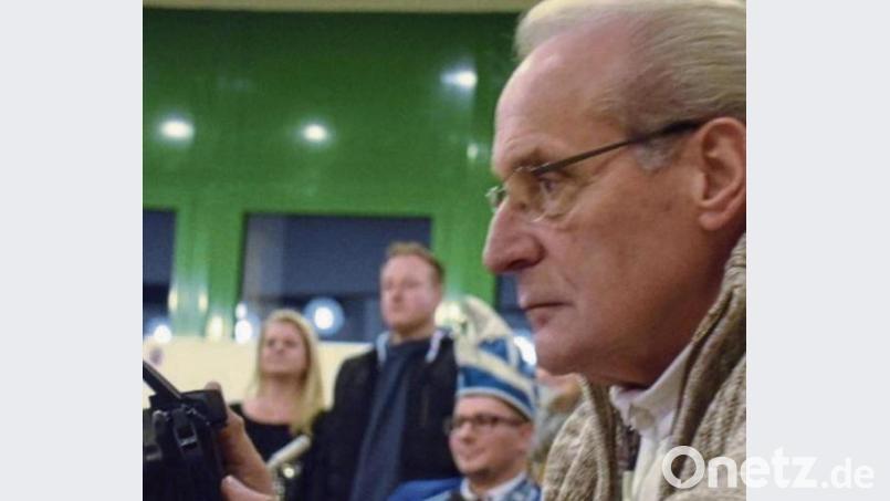 Klaus Högl mit seiner Kamera im Kümmersbrucker Gemeinderat. Bild: AZ-Archiv