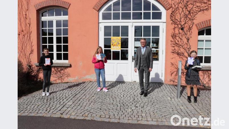 Franz Stahl (Zweiter von rechts) überreichte Lisa Andörfer, Cassandra Matt und Jule Pollack (von links) zur Erinnerung an den Vorlesewettbewerb eine Urkunde, ein Buch und einen Schokoladenosterhasen. Bild: Stadt Tirschenreuth/exb