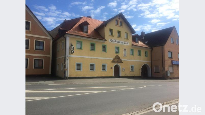 Stephan Oetzinger, Fraktionschef der CSU im Manteler Marktgemeinderat, stellte den Antrag auf Prüfung, ob nach der Sanierung des Gasthauses zur Post dort die Verwaltung untergebracht werden könnte. Das Rathaus, so die CSU in ihrem Vorschlag, wäre dann wieder im Herzen des Orts am Marktplatz. Bild: sei