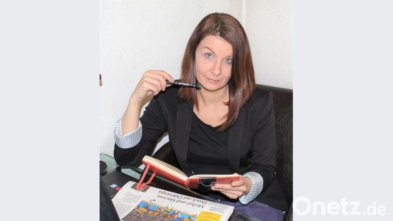 Dagmar Williamson an ihrem Schreibtisch - zwischen Notizbuch und AZ. Bild: AZ-Archiv