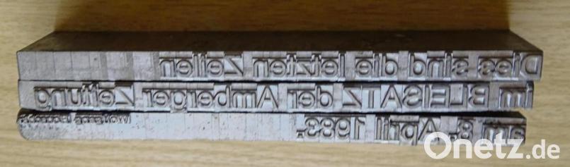 Vor 35 Jahren aus siedendem Blei in Spiegelschrift gegossen: „Dies sind die letzten Zeilen im BLEISATZ der Amberger Zeitung am 8. April 1983“. Bild: Houschka