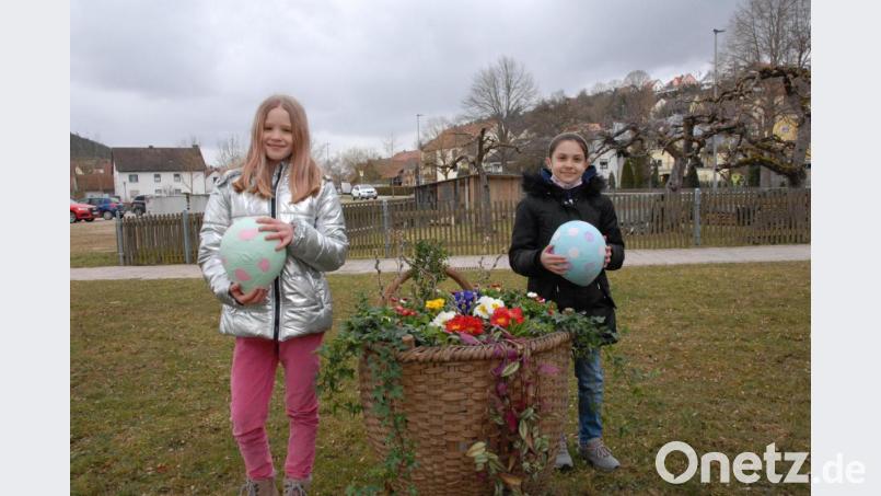 Auf keinen Fall fehlen darf beim Osterhasen die &quot;Kirm&quot;. Leonie und Kassandra sind von der Aktion begeistert. Bild: pop