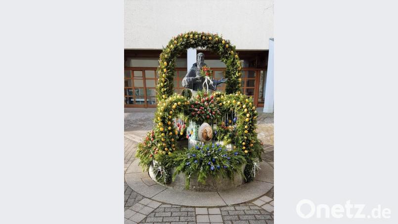 Der Osterbrunnen beim der Bruder-Konrad-Staue im Innenhof der gleichnamigen Kirche lädt zum Spaziergang und zum Verweilen ein. Bild: wec
