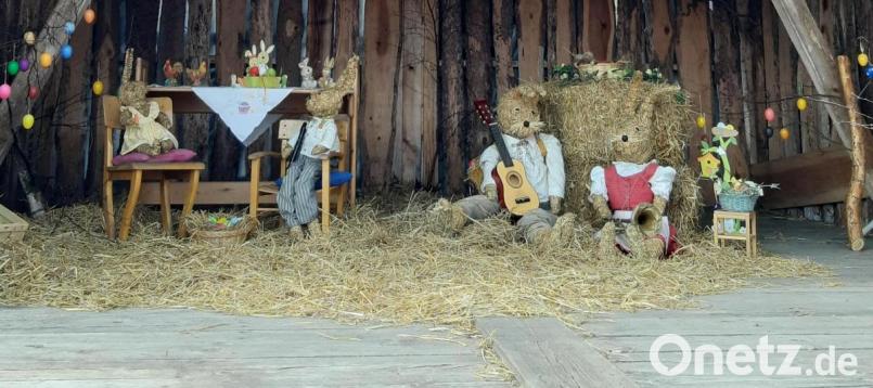 In der &quot;Schnaittbach-Hütte&quot; in Mehlmeisel haben zwei Gemeinde Mitarbeiterinnen eine märchenhafte Osterszenerie erstellt. Bild: gis