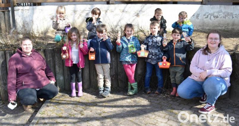 Die Kleinen aus der Tigerentenguppe nach der erfolgreichen Nester-Suche mit; (links) Erzieherin Jennifer Matschoß und (rechts) Kinderpflegerin Marie Götz. Bild: no