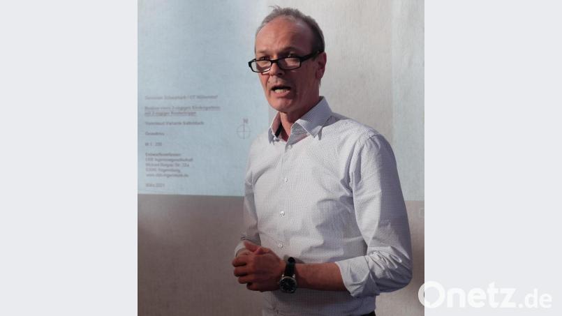 Architekt Roland Weigl von der EBB Ingenieurgesellschaft Regensburg stellte den Vorentwurf zum Neubau eines Kindergartens mit Kinderkrippe in Wölsendorf vor. Bild: ohr