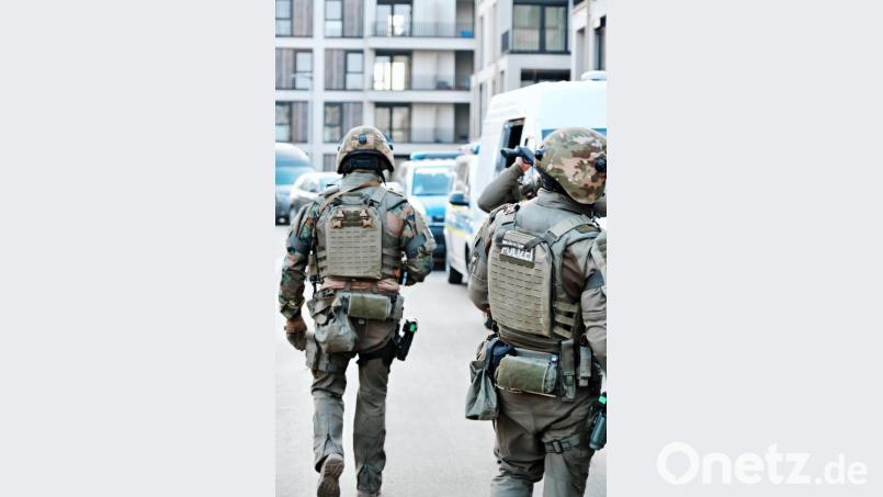 217 Polizisten, darunter auch Spezialeinsatzkräfte, durchsuchten am vergangenen Donnerstag 22 Wohnungen und eine Firma im Raum Regensburg. Bild:  Polizeipräsidium Oberpfalz/tw