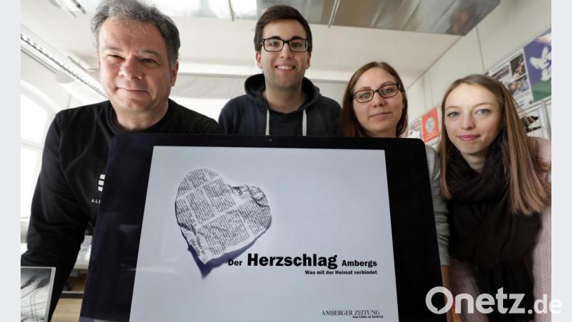 OTH-Professor Karlheinz Müller und die drei Medientechnik-Studenten Simon Lamche, Alexandra Königsberger und Julia Hütter (von links) bei der Vorstellung der fiktiven Plakatkampagne für die AZ. Bild: Wolfgang Steinbacher