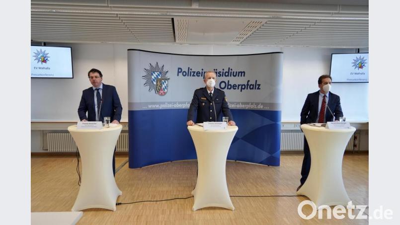 Oberstaatsanwalt Thomas Rauscher von der Staatsanwaltschaft Regensburg (von links), der Oberpfälzer Polizeivizepräsident Thomas Schöniger und Harald Wiesenberger, Leiter der Kriminalpolizei Regensburg, stellten die Ermittlungsergebnisse vor. Bild: Polizeipräsidium Oberpfalz/st