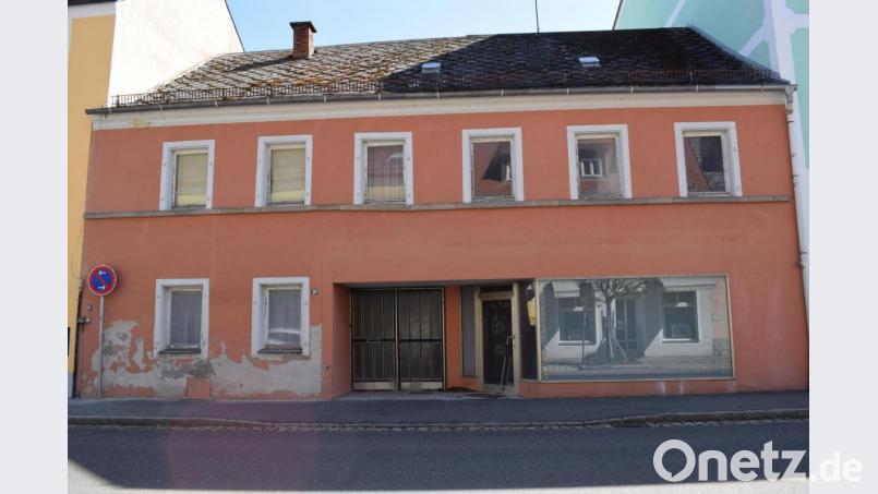 Das Braunschläger-Anwesen soll zum Tagespflege- und Familienzentrum umgebaut werden. Dieses Projekt muss die Stadt um 3 bis 4 Jahre nach hinten schieben. Zudem steht die Förderung auf der Kippe. Bild: szl