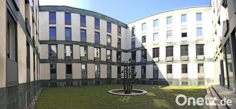 In Ausnahmefällen finden hier, auf dem Innenhof des Weidener Amtsgerichts, Versteigerungen statt – unter Einhaltung der Hygieneregeln. Bild: Gabi Schönberger