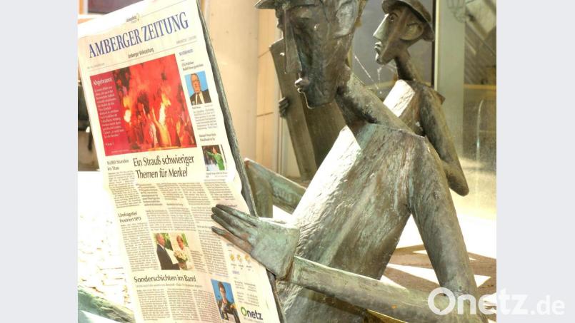 Früher zierten diese Zeitungsleser-Skulpturen die Fassade des Verlagshauses der Amberger Zeitung an der Mühlgasse. Heute begrüßen sie die Besucher am Eingang der Provinzialbibliothek. Bild: Stephan Huber