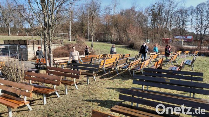 65 Ruhebänke von insgesamt über 140 Sitzgelegenheiten am Wanderwegenetz des Erholungsortes Friedenfels haben Helfer des Arbeitskreises Tourismus in den vergangenen Tagen für die neue Saison vorbereitet. Bürgermeister Oskar Schuster (Dritter von rechts) unterstützte die Aktion und dankte für das ehrenamtliche Engagement. Bild: bsc