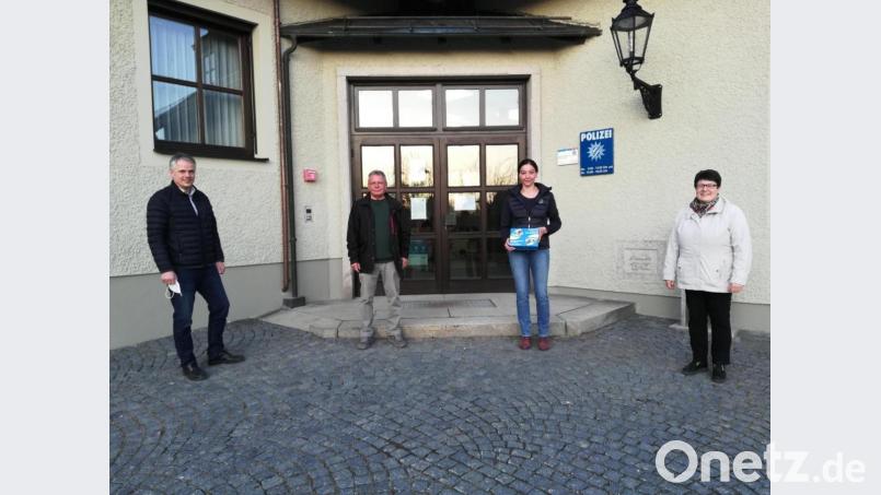 Bürgermeister Thomas Meiler, G`sundheitsbotschafter Erwin Löw, die Seniorenbeauftragten Birgit Neumann und Christina Rosner sehen sich das Fitnesskartenspiel für Senioren an und machen darauf aufmerksam, dass Coronaimpfungenn nun auch bei den Hausärzten möglich werden. Bild: cro