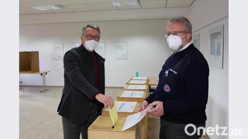 BRK-Kreisvorsitzender Franz Stahl (links) bei seiner Stimmabgabe. Er steht auch die nächsten vier Jahre an der Spitze des Roten Kreuzes im Landkreis Tirschenreuth. Bild: Sven Lehner/BRK Kreisverband/exb