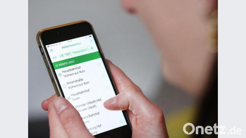Eine App könnte den Überblick über die Verbindungen und Tarife im Öffentlichen Nahverkehr im Landkreis verbessern. Kosten und Möglichkeiten sollen geprüft werden, beschloss der Ausschuss für Kreisentwicklung. Symbolbild: Roland Weihrauch/dpa
