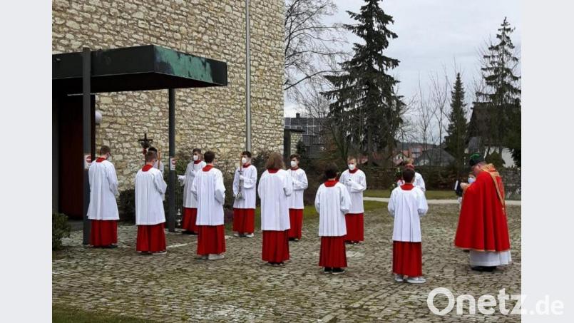 Am Palmsonntag eröffnete Pfarrer Sven Grillmeier (rechts) die Heilige Woche in der Pfarreiengemeinschaft. Bild: hai