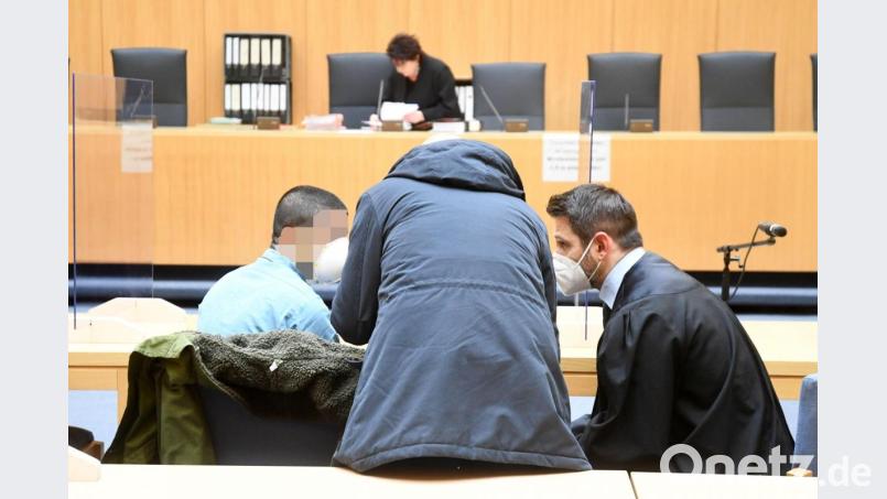 Die Luft für den Angeklagten Ayaz G. (links) scheint vor Gericht immer dünner zu werden: Mehrere Zeugen identifizierten den Mann bereits, der durch Anwalt Matthias Haberl (rechts) vertreten wird. Ayaz G.' Funktion und Stellung in der Schleuserbande wurde bislang aber noch nicht eindeutig klar. Archivbild: Gabi Schönberger