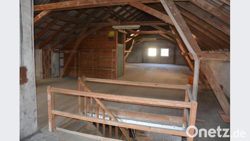 Das Gemeindearchiv und Vereinsräume sollen im Dachgeschoss des ehemaligen Lagerhauses unterkommen. Bild: jr