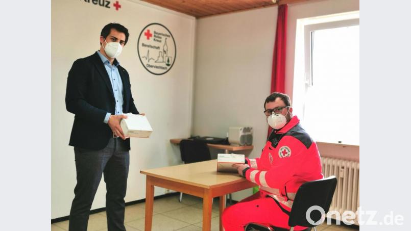 Bürgermeister Rudolf J. Teplitzky lässt sich von BRK-Bereitschaftsleiter Christian Ostermeier den Ablauf der Bürgertestung erklären. Bild: Portner