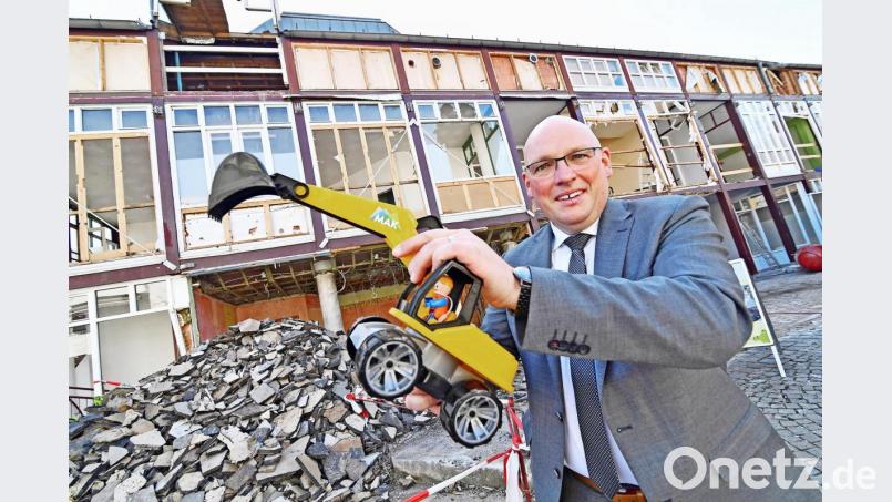 Der Oberbürgermeister Oliver Weigel als Baggerführer.. Bild: Florian Miedl