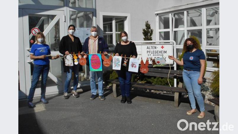 Mit Osterbildern bringt die Wasserwacht Frühlingsgrüße ins BRK-Seniorenheim (von links): Jugendleiterin Maria Honig, Einrichtungsleiterin Tanja Schallmaier, Richard Weigert, stellvertretende Pflegedienstleiterin Sabine Minks und stellvertretende Jugendleiterin Hannah Götz. Bild: rha